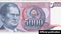'Meni se čini da se Jugoslavija definitivno raspala sa onim Miloševićevim upadom u monetarni sistem.' (Novčanica Narodne banke Jugoslavije sa Titovim likom iz serije 1985. godine)