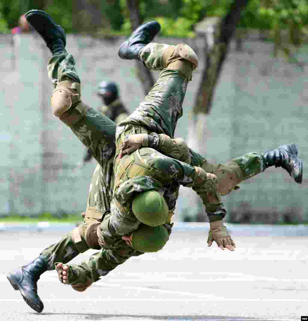 Kyrgyz military personnel display their skills during an exercise at a military base near Bishkek. (epa/Igor Kovalenko)