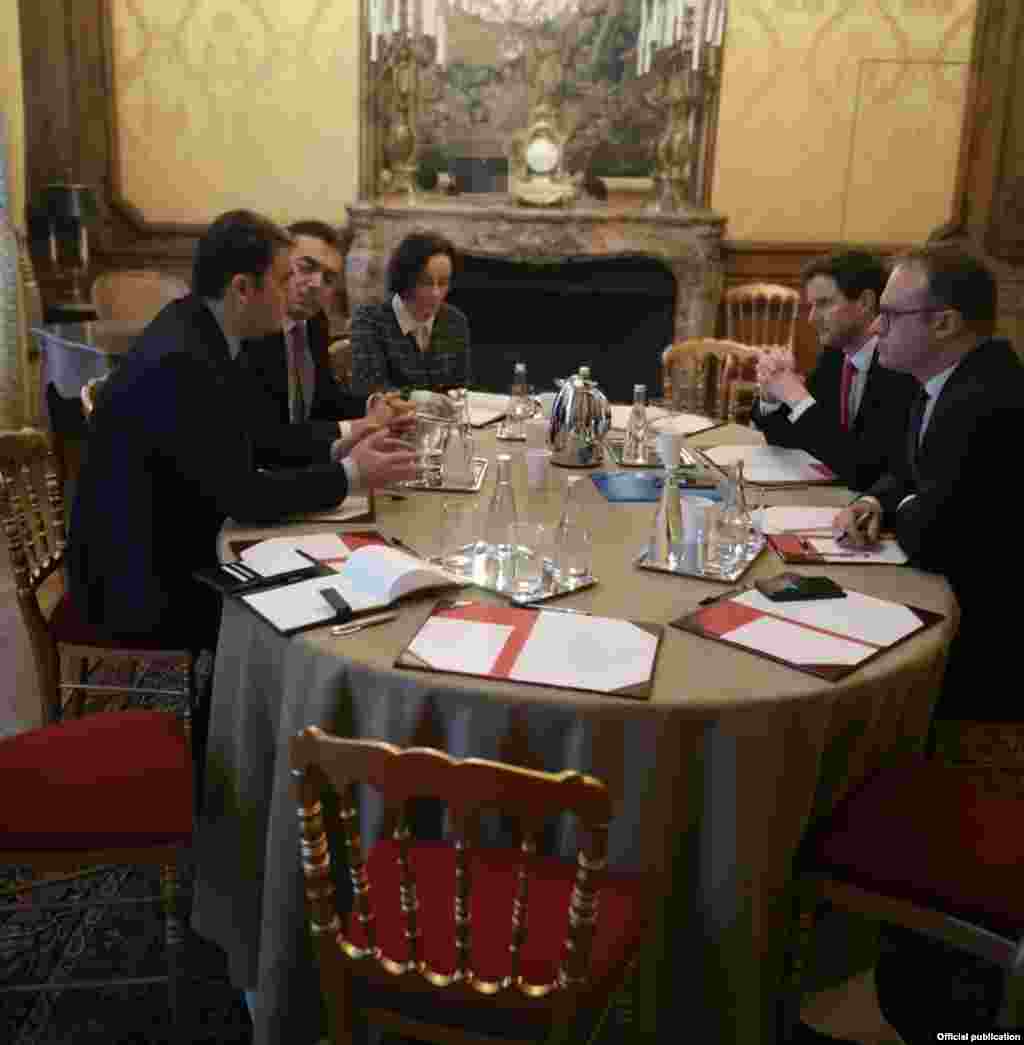 ФРАНЦИЈА / МАКЕДОНИЈА - Северна Македонија очекува консензус меѓу земјите членки на ЕУ за одлука за отворање на пристапните преговори пред мајскиот Самит во Загреб, истакнале вицепремиерот задолжен за европски прашања Бујар Османи и министерот за надворешни работи Никола Димитров на средбата во Париз со Клеман Бон, дипломатски советник за Европа на францускиот претседател Емануел Макрон.