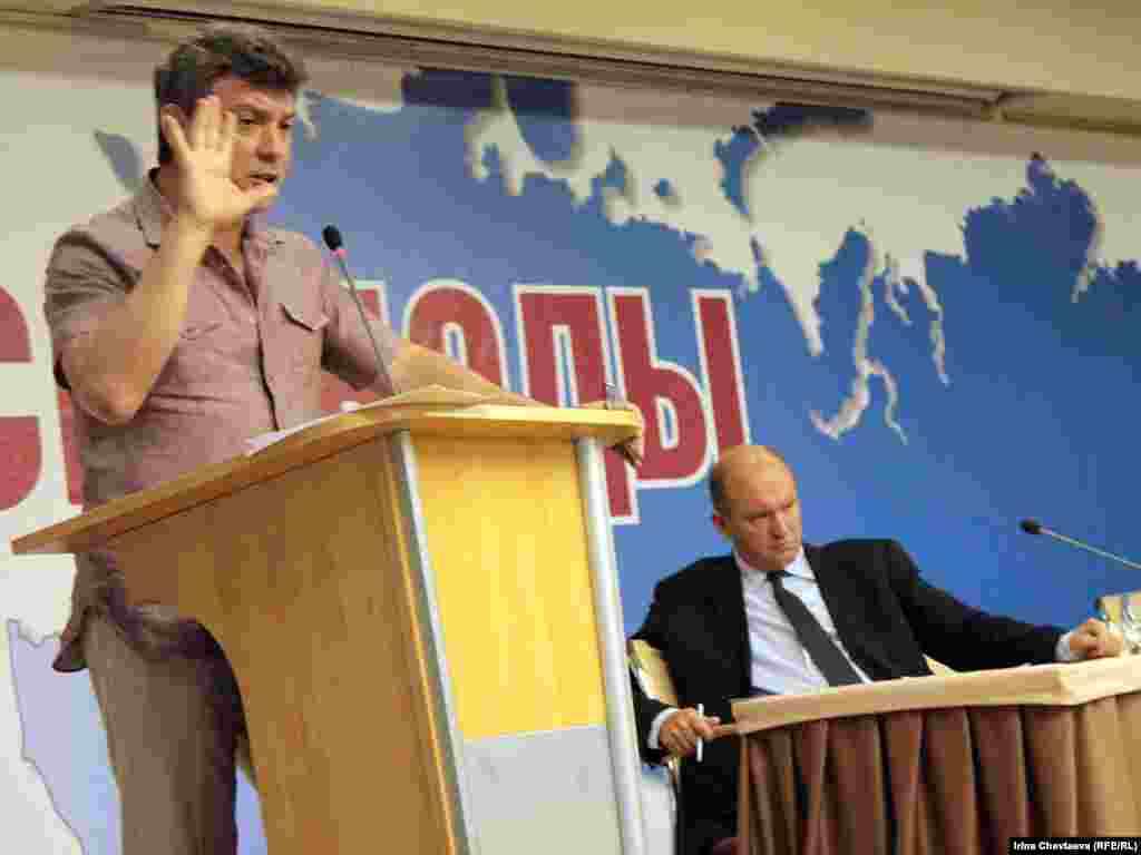 Сопредседатель ПАРНАСа Борис Немцов (слева).