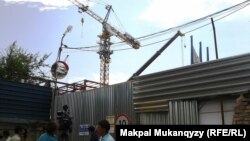 Айдар Меңлібеков наразылық танытып шығып алған құрылыс краны. Алматы, 15 шілде 2013 жыл.