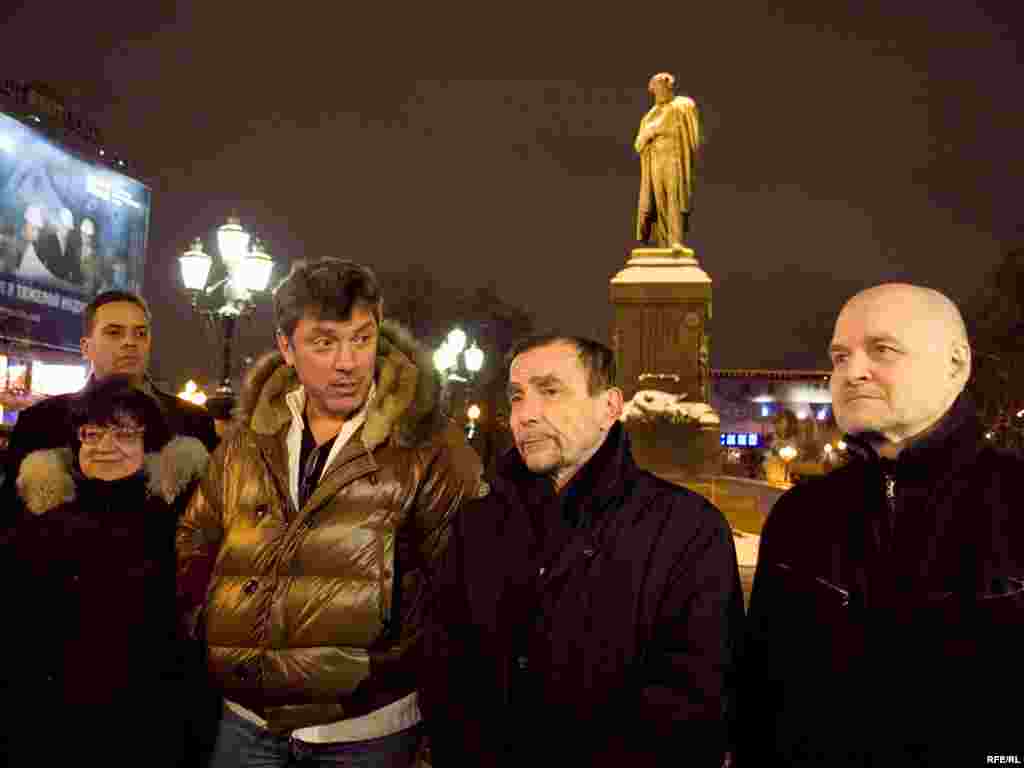 Лев Пономарев (второй справа) на митинге в День прав человека, 10 декабря 2009