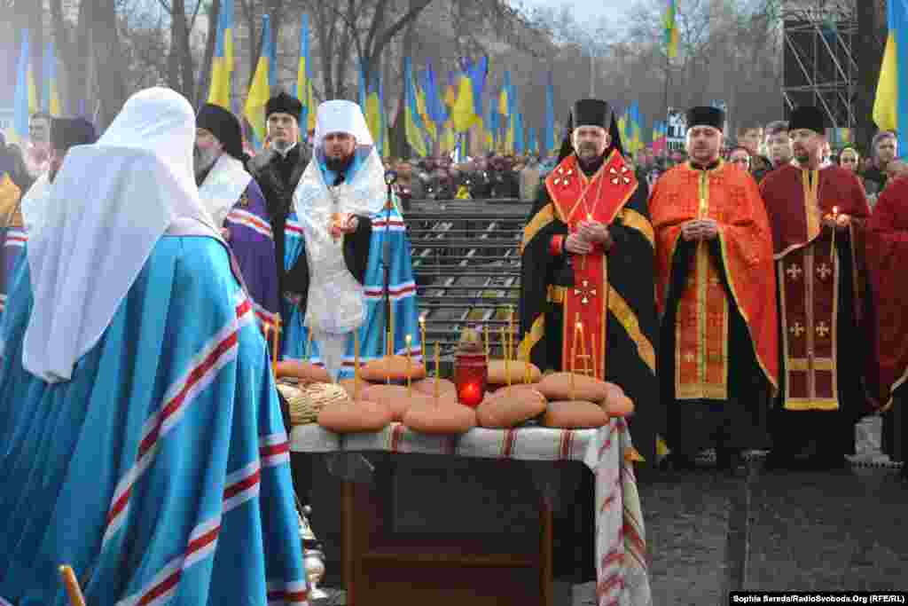 Religious figures take part in commemorations in Kyiv to mark the anniversary of Ukraine's 'Holodomor,' a man-made famine that killed at least 3 million people in 1932-33. (RFE/RL)
