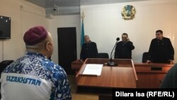 Журналист Амангельды Батырбеков (слева), который был приговорен к двум годам и трем месяцам тюрьмы по обвинению в «клевете» и «оскорблении», в суде во время оглашения решения апелляционной коллегии. Туркестан, 9 января 2020 года.