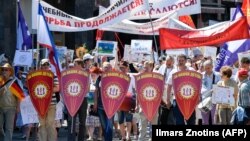Білім саласындағы мемлекеттік тілге қатысты рефрмаға қарсы шеруге қатысушылар. Рига, 2 маусым 2018 жыл. (Көрнекі сурет.)