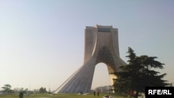 میدان آزادی تهران - عکس از آرشیف جنبه تزئینی دارد 