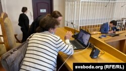 Суд над журналістам Андрэем Шаўлюгам, допыт праз скайп, сьведка-міліцыянт ў балаклаве. 4 жніўня 2020 году. 