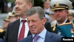 Dmitri Kozak (centru), în așteptarea lui Vladimir Putin la Sevastopol, Crimeea, 9 mai 2014
