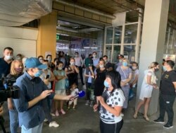 Кәсіпкерлер "Артем" сауда үйін ашуды талап етіп тұр. Нұр-Сұлтан, 3 тамыз 2020 жыл.