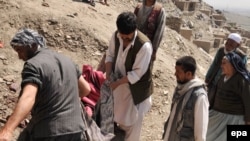 مردم در حال انتقال جسد یک کودک که در انفجار مهمات بجامانده از جنگ‌ها کشته شد. (تصویر آرشیف)