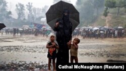 Majka sa dvoje dece u kampu u Bangladešu