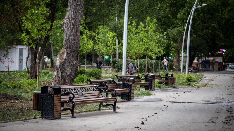 В Симферополе неизвестные ломают парковые беседки и спортплощадки – власти 