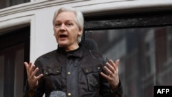 Основатель Викиликс Джулиан Ассандж выступает с балкона посольства Эквадора в Лондоне.