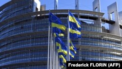 Zastave Evropske unije i Ukrajine ispred Evropskog parlamenta u Strazburu, Francuska, 8. mart 2022.