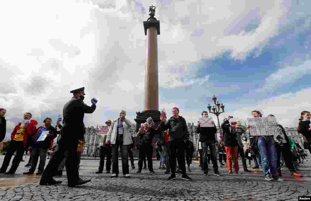 Протест в Санкт-Петербурзі. 1 липня в Росії проходить всенародне голосування за прийняття змін до Конституції, які дадуть можливість президенту Путіну обиратися на пост глави держави ще двічі