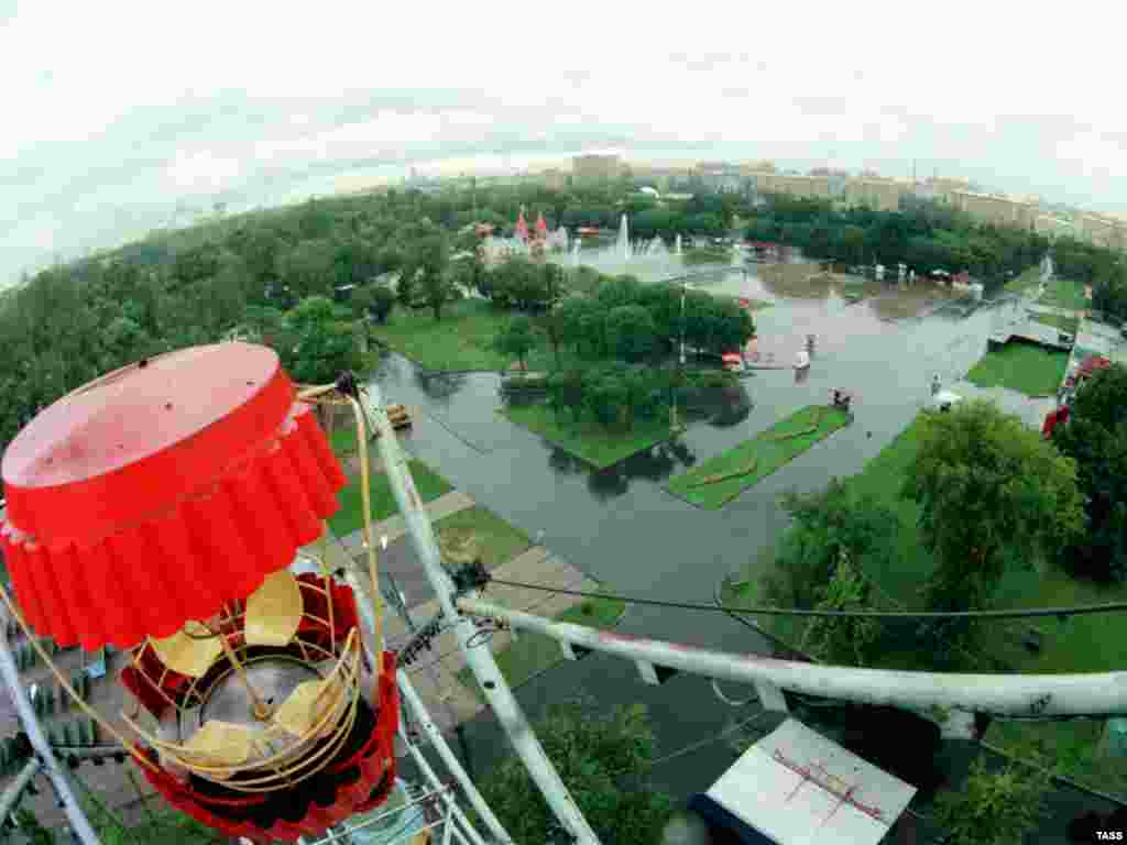 Although the park and its attractions remained popular with Muscovites, they were starting to suffer from neglect by the turn of this century. 