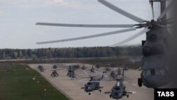 Russia -- Mi-8 helicopters take off at a military airfield in Kubinka ahead of a rehearsal of the May 9 Victory Day military parade, Moscow rgion, May 5, 2015