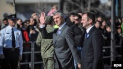 Прем’єр-міністр Косова Хашим Тачі (с) під час святкувань у Приштині, 17 лютого 2014 року