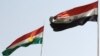 پرچم اقلیم کردستان (چپ) در کنار پرچم عراق
