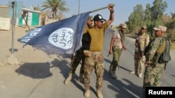 نیروهای ارتش عراق پرچم گروه موسوم به حکومت اسلامی را در هیت در استان انبار به زیر می‌کشند