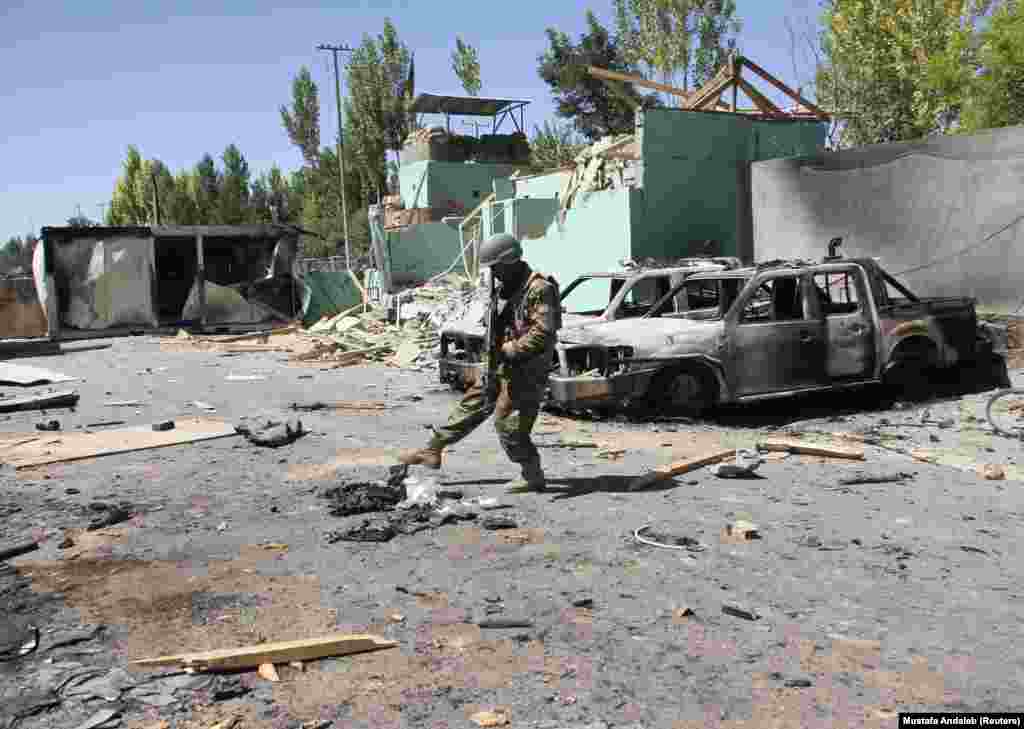 АВГАНИСТАН - Во талибански напади на неколку воени објекти во северната авганистанска провинција Бахлан, убиени се најмалку 30 војници и полицајци, велат официјални претставници од провинцијата.