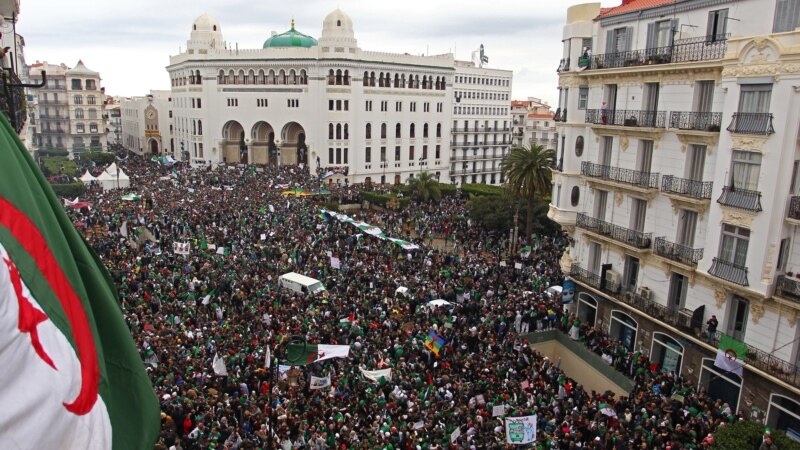 Müňlerçe alžirli prezidentiň häkimiýetine garşy protest geçirýärler