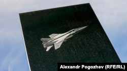 Aleksandr Mikhailovich Turishchev's tombstone bears this image of a jet.