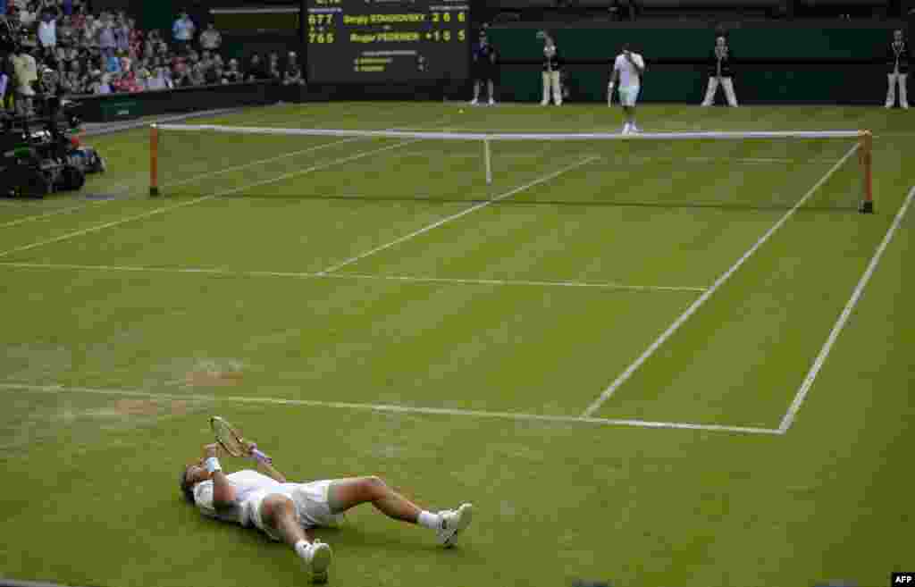 Ukraine's Serhiy Stakhovsky celebrates after beating Switzerland's Roger Federer in their second-round men's singles match on the third day of the 2013 Wimbledon tennis tournament in London. (AFP/Adrian Dennis)