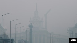 A blanket of smog hangs over the Bulgarian capital Sofia. Bulgaria and Romania are among six EU member states that have exceeded the EU's limit value for fine-particle pollutants. (file photo)