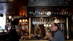 Місцеві жителі потягують пиво в пабі «Half Way Inn», розташованому в центрі Стокгольма, Швеція, 23 березня 2020 року