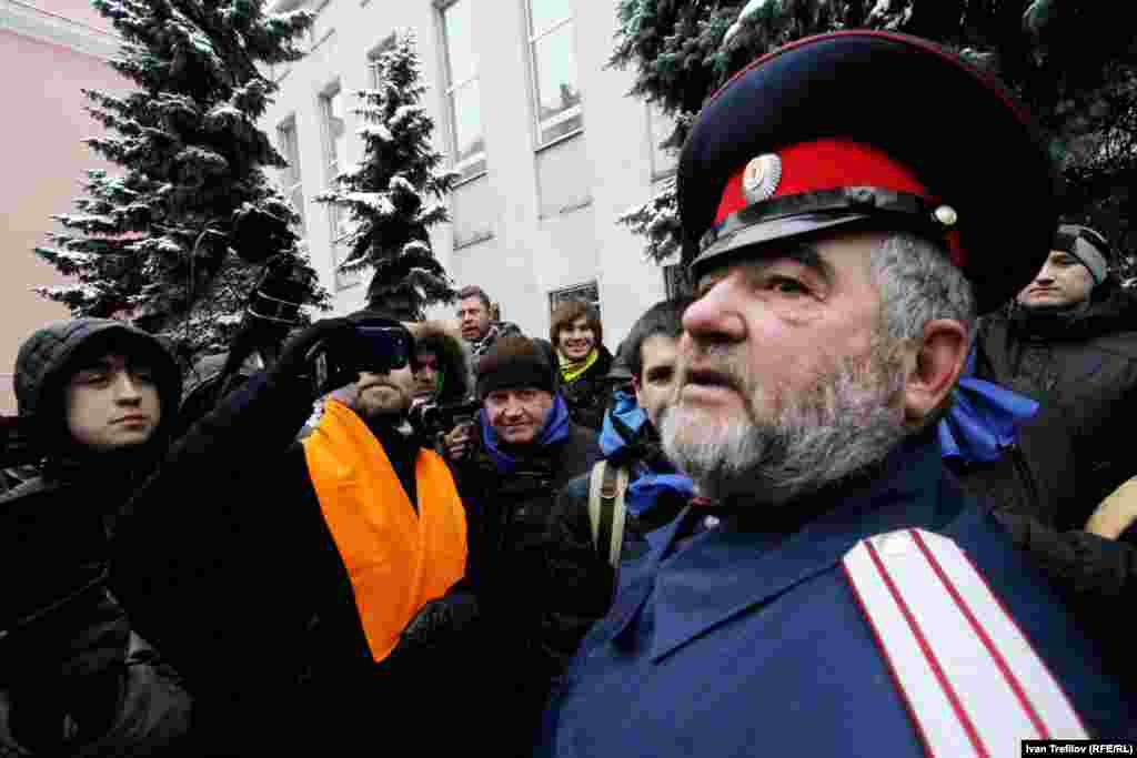 Московская акция поддержки "Евромайдана". Посольство Украины. Пришли не только сторонники, но и противники - казаки