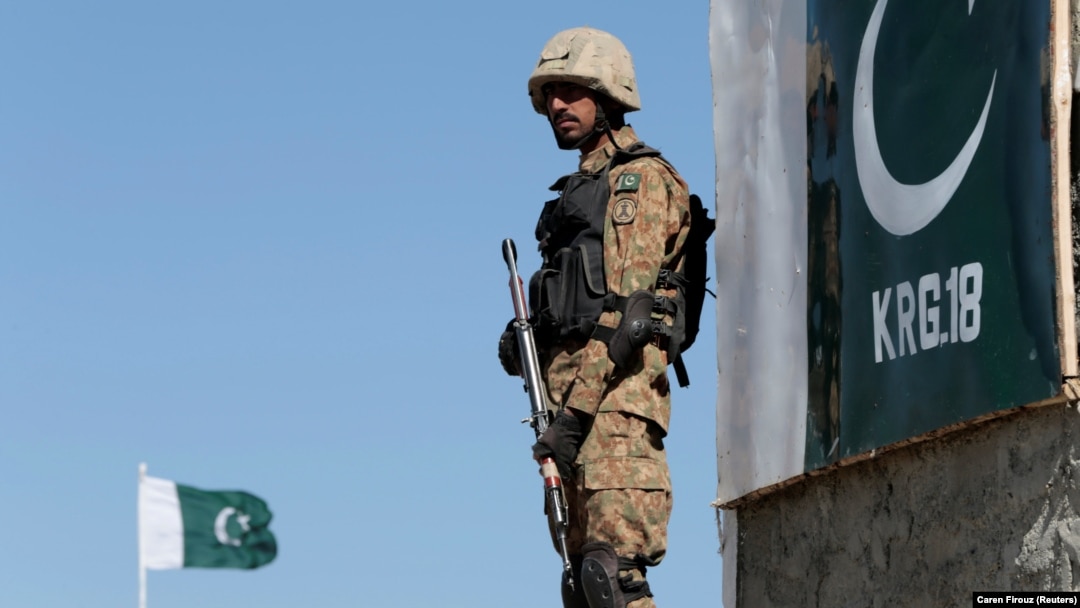 Un soldat pakistanez stă de pază la un avanpost din orașul Angoor Adda, lângă zona de frontieră afgană vizată de lovituri. 