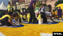 Vullnetarët ndihmojnë në punimin e mozaikut që synon rekordin botëror në Novi Sad