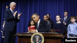 Барак Обама подписывает указы, связанные с усилением контроля над оружием. 16 января 2013 года.