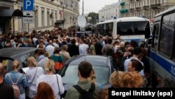 Кирилл Серебренниковка теләктәшлек белдереп, мәхкәмә бинасы янына 500ләп кеше килде