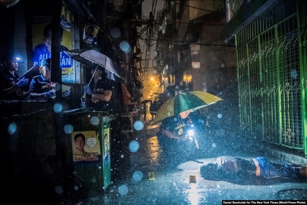 Shi i rrëmbyeshëm bie, teksa policët hetojnë vrasjen e 37-vjeçarit, Romeo Joel Torres Fontanilla në Manila të Filipineve.