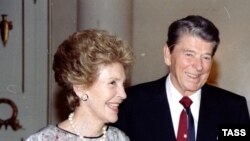 Nancy dhe Ronald Reagan,1990
