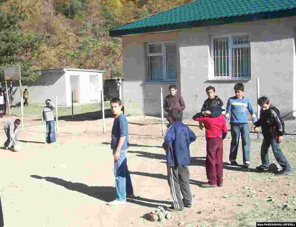 Школа в деревне Хуневи