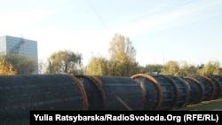 На фото корпуса отработанных ракет на территории Павлоградского завода