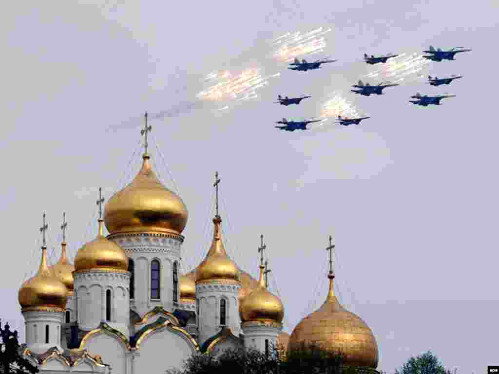 Military airplanes fly over a Kremlin church during a rehearsal for a military parade on Moscow's Red Square on May 9, marking 65 years since the Soviet Union's victory over Nazi Germany. Photo by Maxim Shipenkov for epa