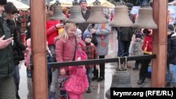 Order No. 66 lists Sevastopol’s educational institutions, how many students each establishment must send to the celebrations, and the times children must be present on the city’s main Nakhimov Square. (file photo) 