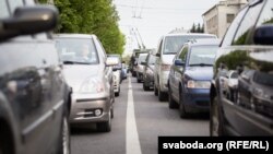 Гарадзкі лад жыцьця для вяскоўца выглядае як незразумелая мітусьня на тле кепскай экалёгіі. Час пік у Менску