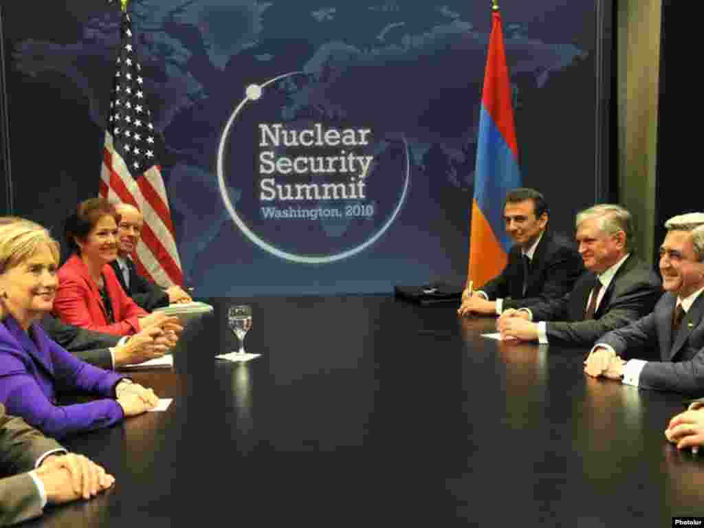 Hillary Clinton i jermenijski predsednik Serzh Sarkisian 