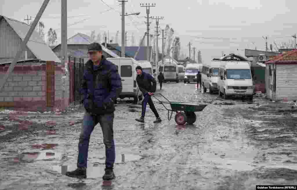 Микроавтобусы в этих жилмассивах доезжают лишь до мест, где кончается асфальт.