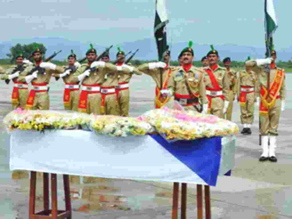 Почетный караул у гроба с телом посла Чехии в Пакистане Иво Ждарека, погибшего во время взрыва в отеле "Марриотт", 22 сентября 2008.