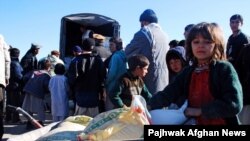 آرشیف، کمک صلیب سرخ به شماری از افغان‌های بی‌بضاعت