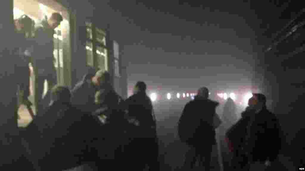 Pasagerii părăsesc vagoanele de metro blocate între stațiile Arts-Lois și Maelbeek după explozia survenită la cea din urmă.