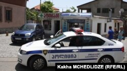 Сотрудники правоохранительных органов с цветными флаерами в руках сегодня несколько озадачили жителей грузинских городов. Люди зачастую не скрывали удивления, когда улыбающиеся полицейские вручали им яркие синие буклеты