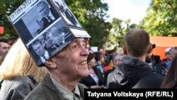 Yury Sternik takes part in a protest against pension reform at Sverdlovsk Park in St. Petersburg on September 16, complete with his "Sternik hat."