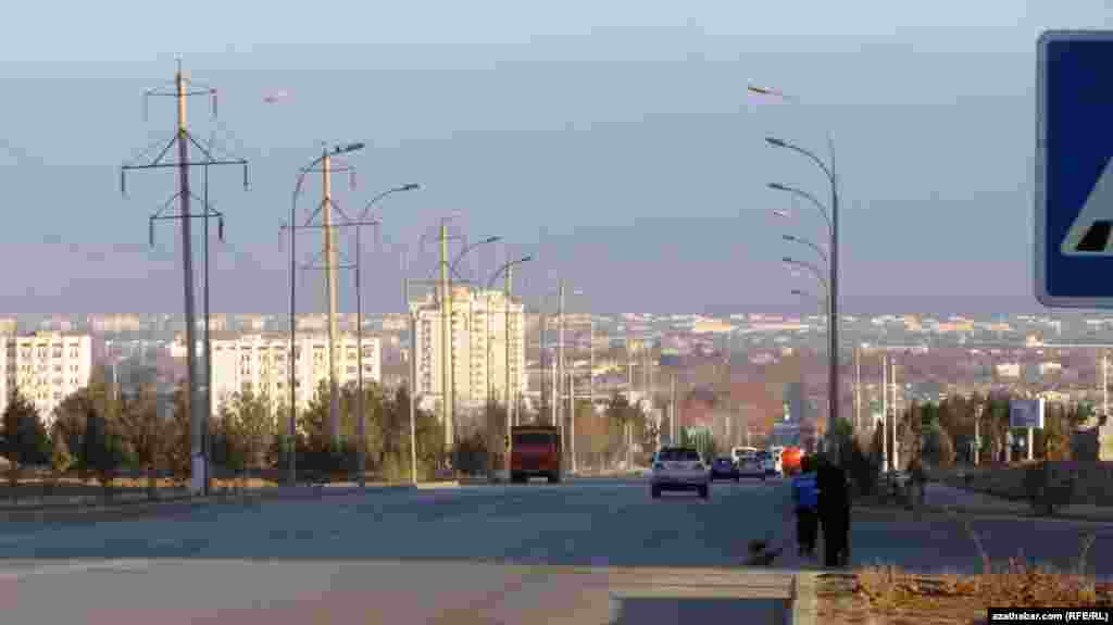 В столице Туркменистана проезжую часть подметают метлами 